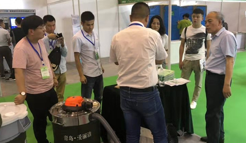 成都廁博會(huì )成都記者專(zhuān)門(mén)為愛(ài)麗潔農村廁所改造產(chǎn)品做采訪(fǎng)