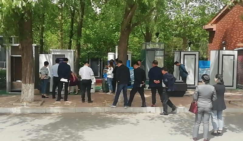 長(cháng)春農博園各地負責農村廁所改造領(lǐng)導前來(lái)參觀(guān)我公司產(chǎn)品