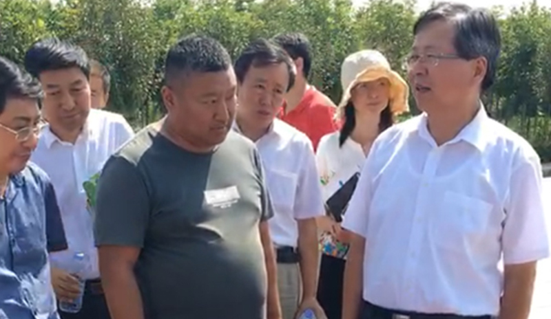 農業(yè)部及負責領(lǐng)導一起參觀(guān)了愛(ài)麗潔農村廁所改造產(chǎn)品，并得到了認可